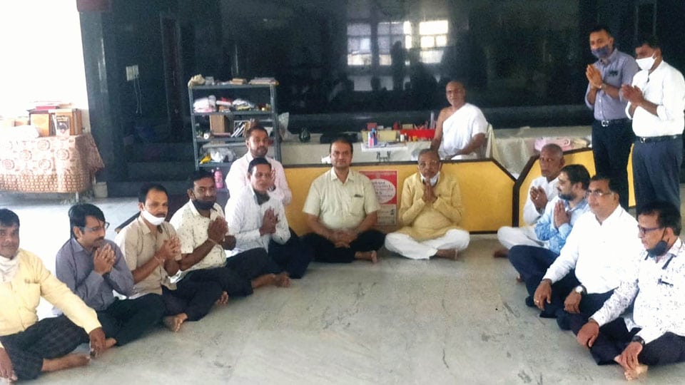 Gurubhakth Varshavaas Samiti seeks blessings of Jain Munis