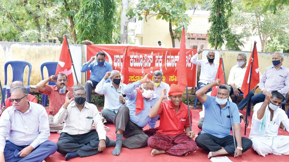 CPI(M) stages protest, seeks ration and financial support for poor families