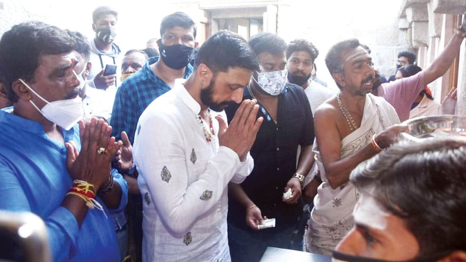 Actor Sudeep visits Chamundi Temple