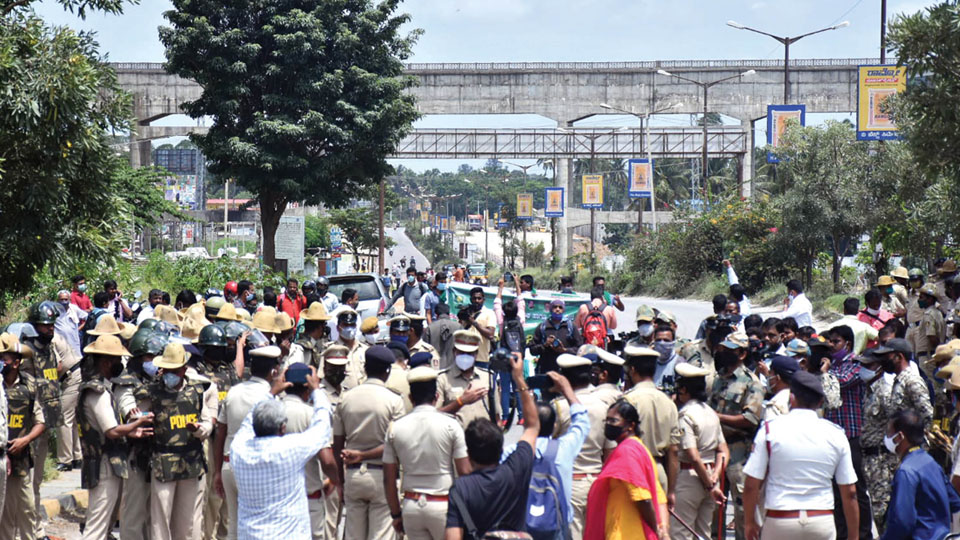 Highway Blockade: Police take protesting farmers into custody