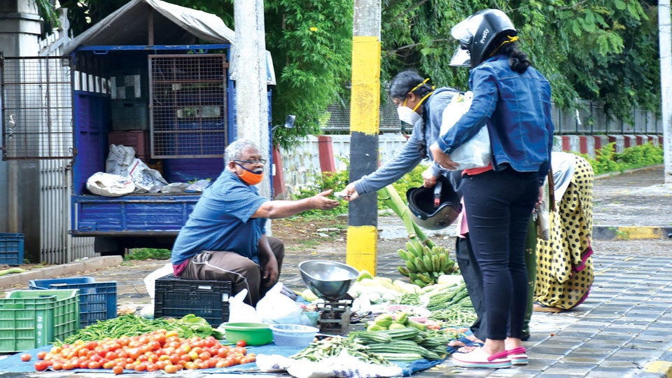 Corona forces jobless to become footpath vendors