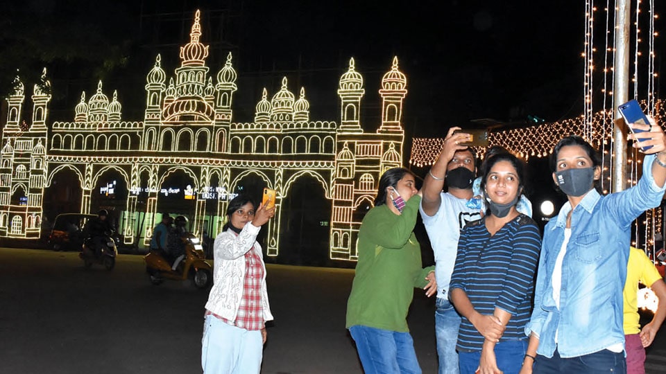 Selfie-seekers ignore safety norms at illuminated spots