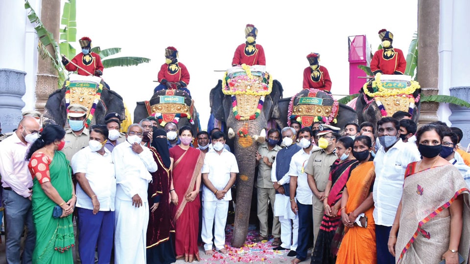 Dasara Jumbos reach Mysore Palace