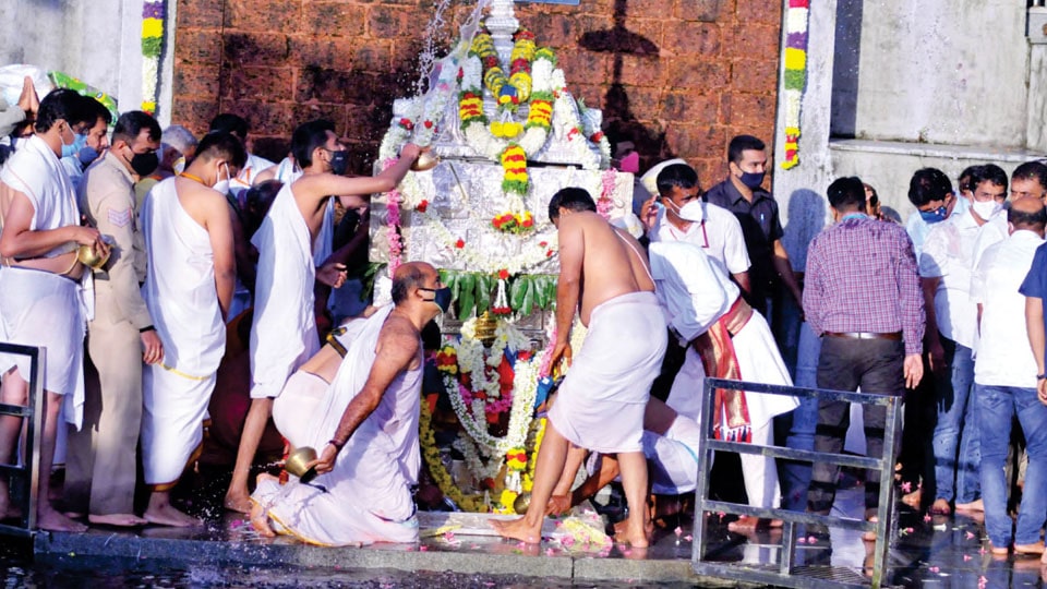 Handful of devotees witness Theerthodbhava