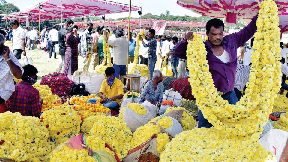 Ahead of Ayudha Puja, Vijayadashami, people throng city markets