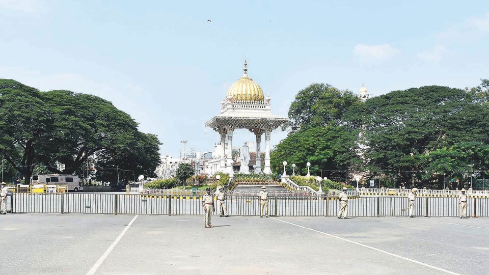 City centre witnesses ‘undeclared bandh’ as cops erect barricades around Palace