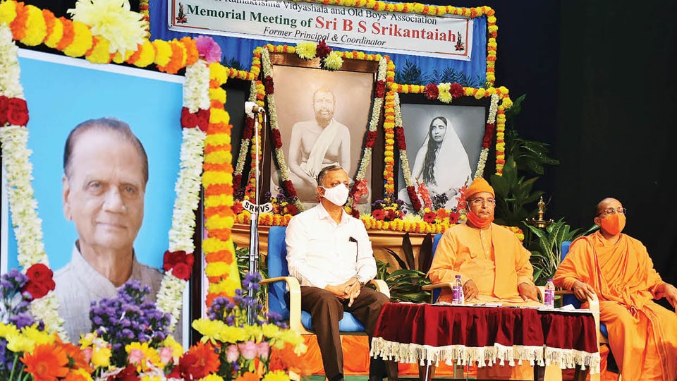 Sri Ramakrishna Vidyashala alumni pay homage to former Principal BSS