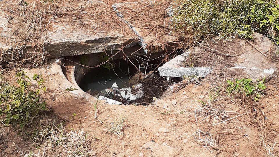 Open manholes posing danger at Devanur 3rd Stage