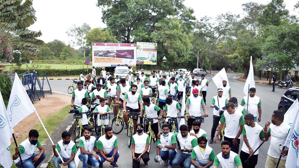People take to pedalling to popularise ‘Trin Trin’