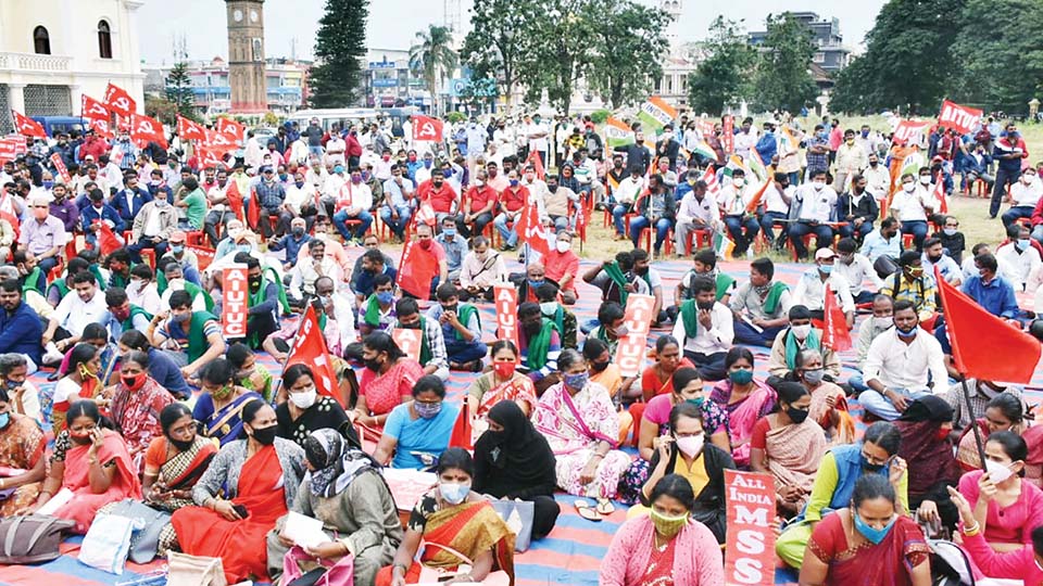 Hundreds protest against Centre’s anti-labor policies