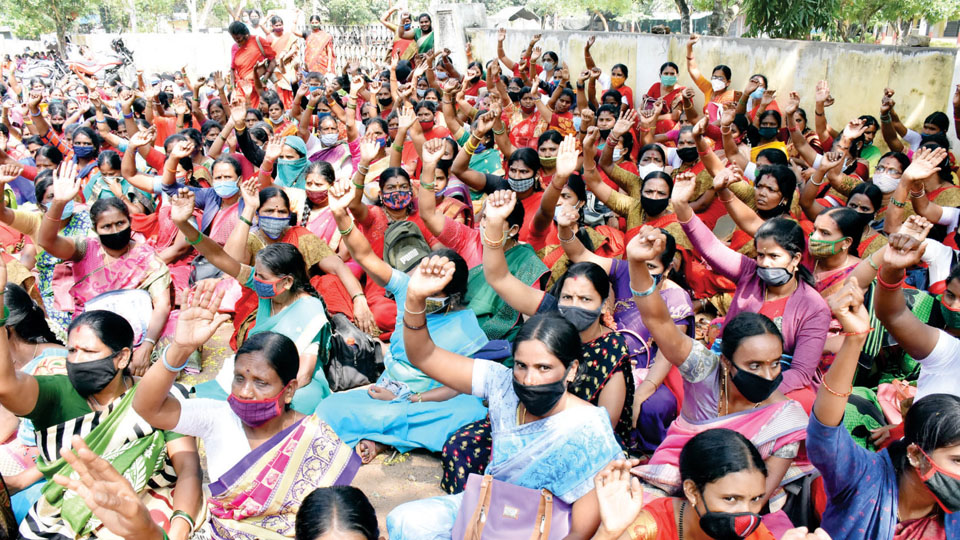 Anganwadi workers stage demonstration demanding Rs.21,000 as minimum wage