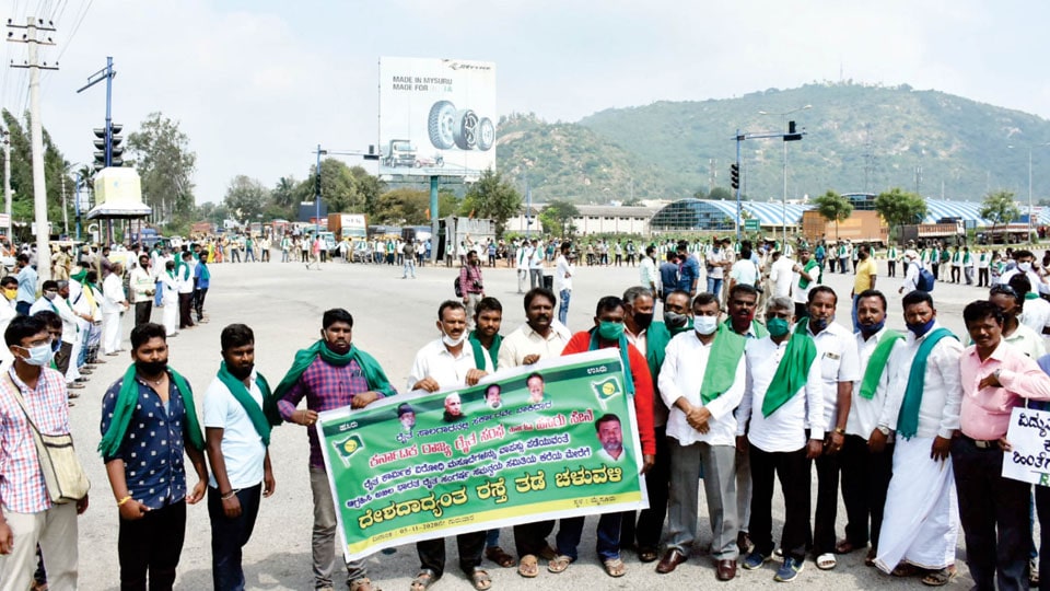 Implementation of Land Reforms Act: Farmers block Nanjangud Highway, term Centre as anti-farmer