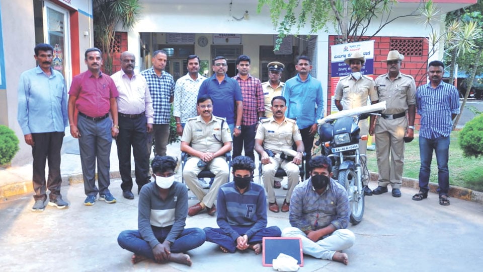 Three highway robbers arrested for looting labourers
