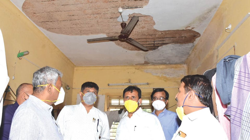 Minister inspects Medical College Hostel