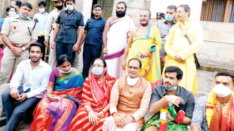 MP CM Shivraj Chouhan visits Melukote; promises Silver Chariot to Lord