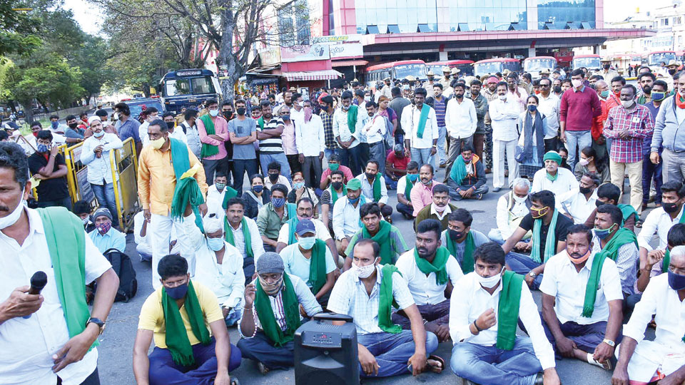 Mixed response to farmers’ bandh call in city