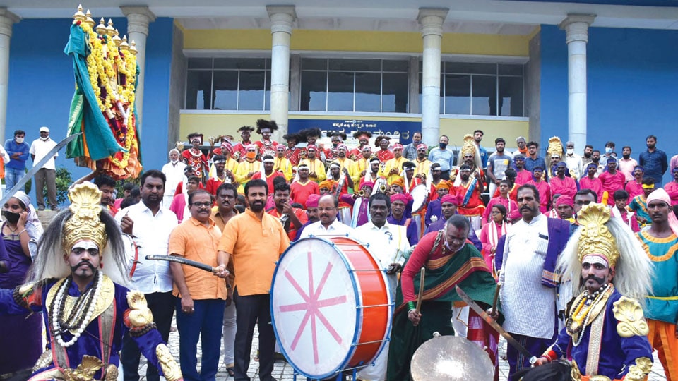 ‘Janapada Suggi’ held in city sans audience
