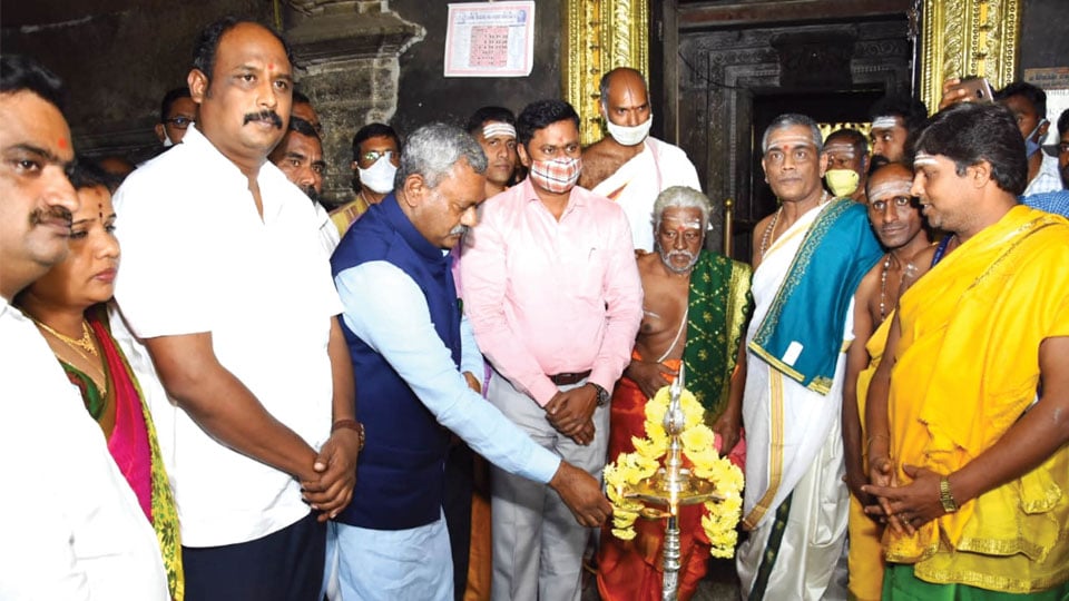 District Minister launches 10-day Panchalinga Darshan in Talakad