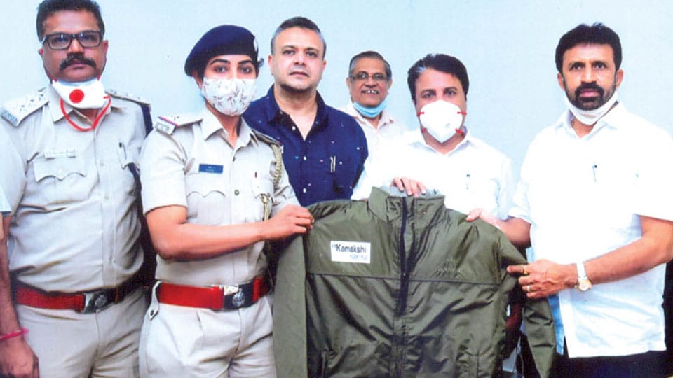 Kamakshi Hospital distributes jackets to Police personnel