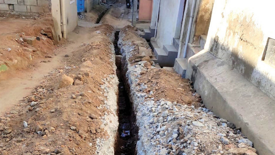 Plea to expedite underground cable laying works on Akbar Road
