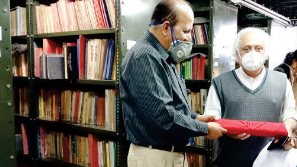Former Union Minister visits Book Expo at ORI