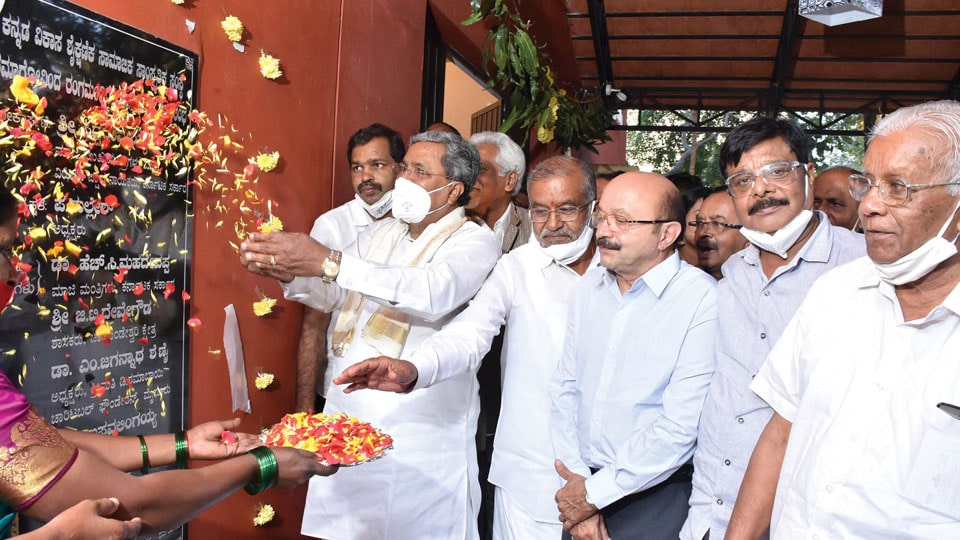 Siddharamaiah inaugurates RamaGovinda Rangamandira
