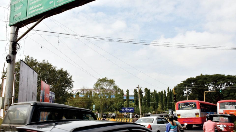 Clear cables from electric poles on ‘Ambaari’ bus route or face action, CESC warns