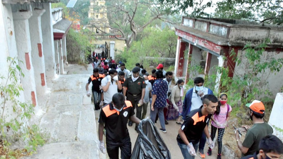 With bags in hand, Ex-Servicemen clean Chamundi Hill steps