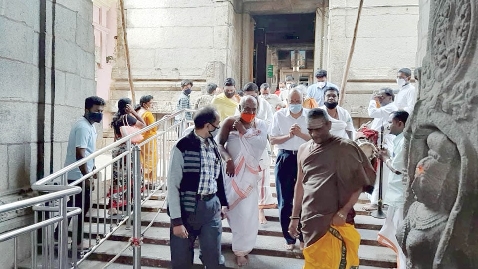 New Chief Secretary P. Ravi Kumar visits Chamundi Temple