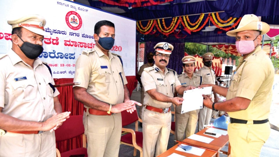 15 Policemen get cash prize for good performance