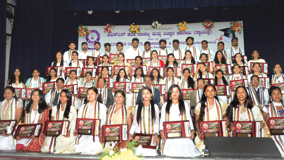 970 students receive degrees  at JSS Graduation Day