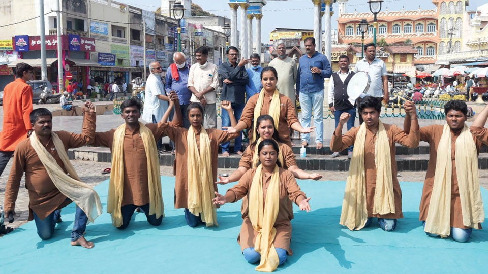 Theatre artistes support farmers’ protest; stage street play in city