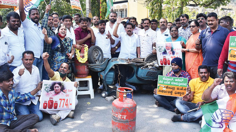 Cong. protests rising fuel prices