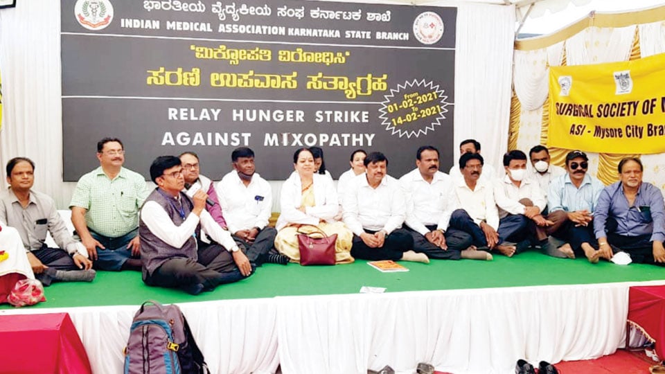 Mysuru doctors join protest against ‘Mixopathy’ in Bengaluru