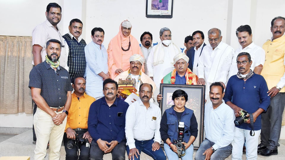 Siddharamaiah inaugurates Mysuru Photo-Journalists Association