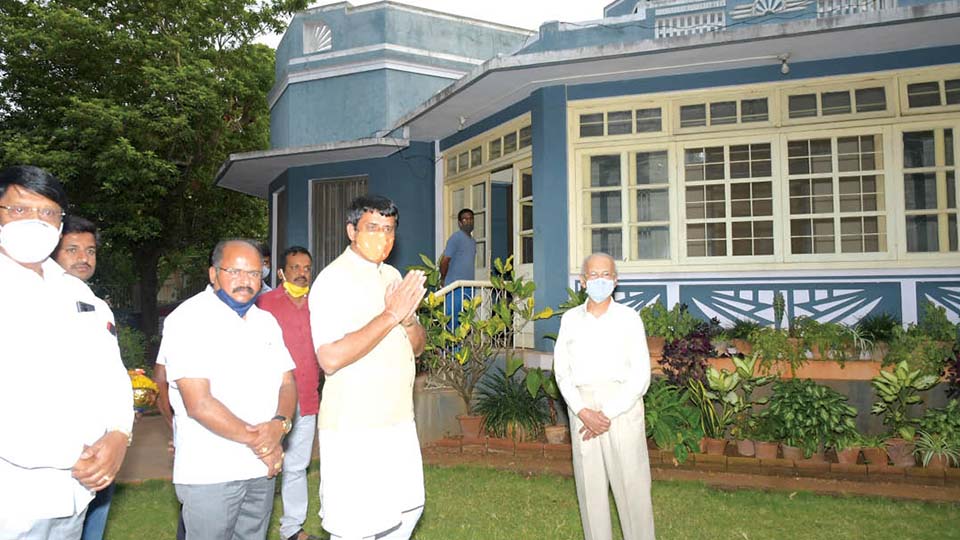 Museum plans: Minister visits Kuvempu’s ‘Udayaravi’ house