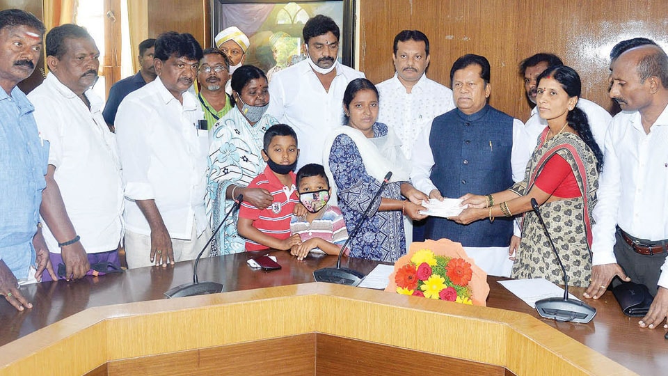 Pourakarmika’s family gets Rs. 5 lakh solatium cheque