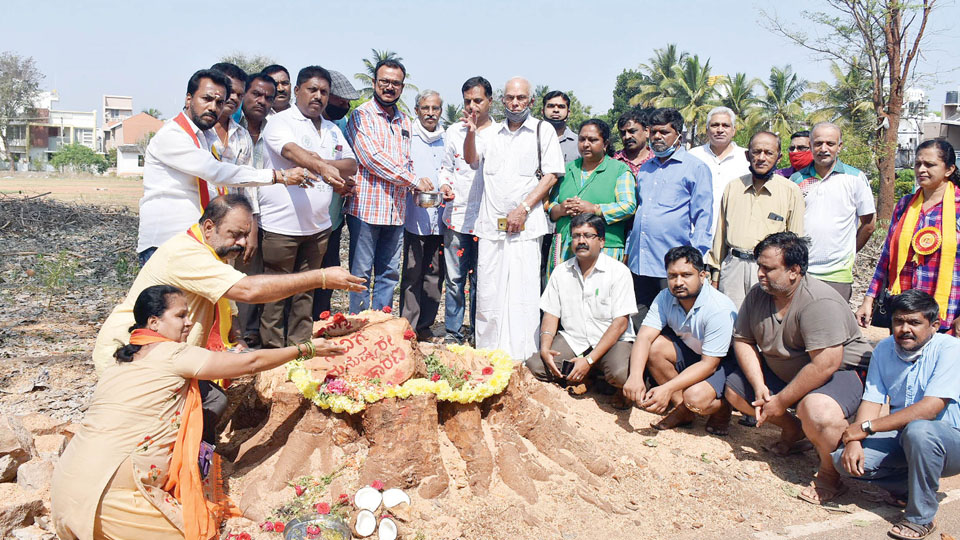 Activists hold funeral rituals to protest tree killing