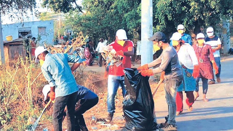 Supreem Pharmaceuticals employees conduct cleaning drive, give new look to road