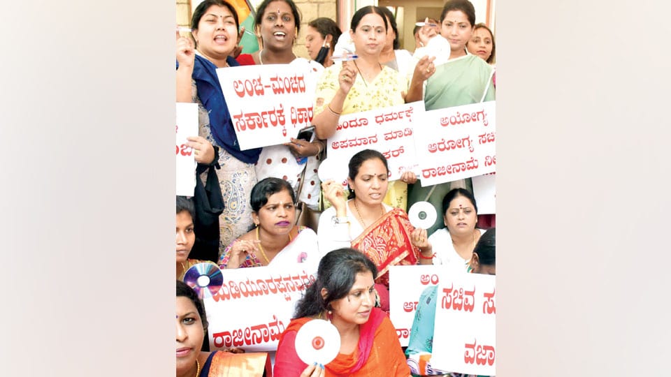 Women Congress leaders stage demonstration