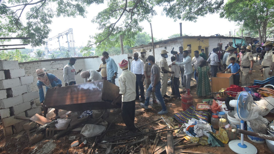 Slum Board demolishes 50 illegal houses in Yadavagiri