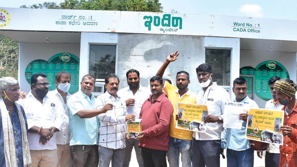 Vedike stages mock protest Demands release of funds for Indira Canteens