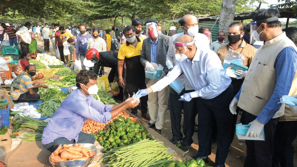 KSOU distributes 2,000 masks to vegetable vendors on M.G. Road