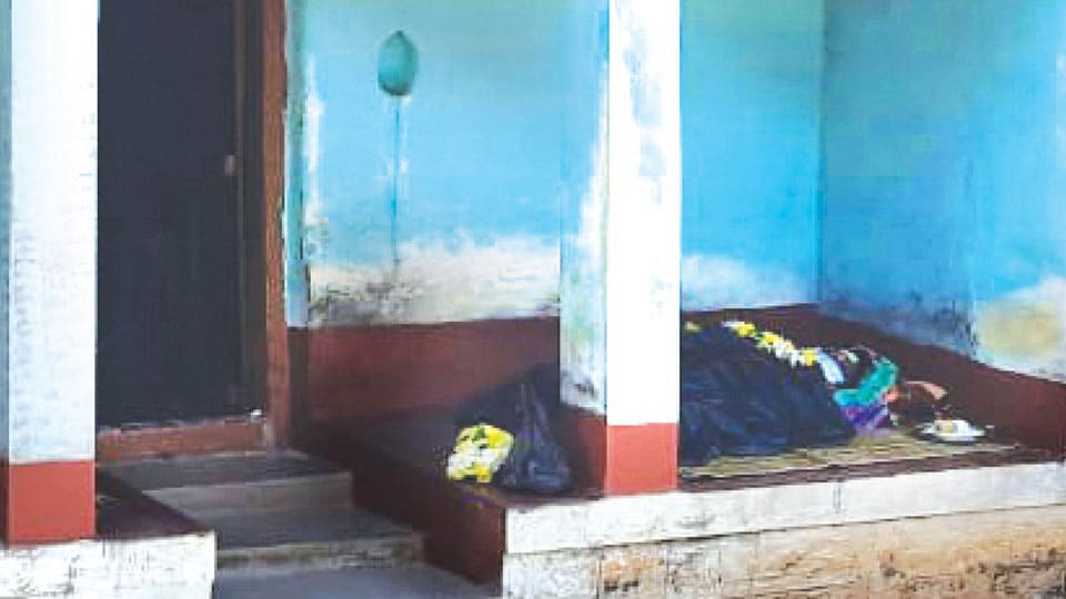 Suspecting COVID, relatives shy away from performing last rites