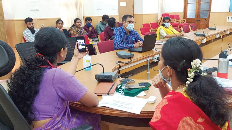 Mandya DC holds virtual interaction with COVID patients