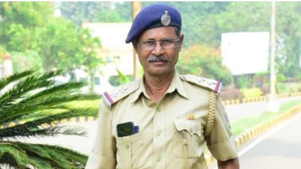 Cop who survived Veerappan attack, dies of heart attack