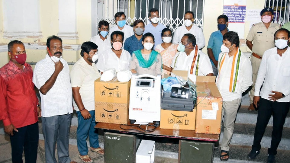 Congress leader donates Oxygen concentrator and BiPAP machines