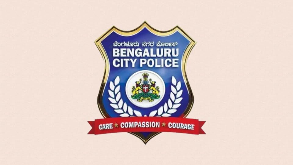 Bengaluru lady Cops honour lockdown violators by garlanding, performing ‘arathi’