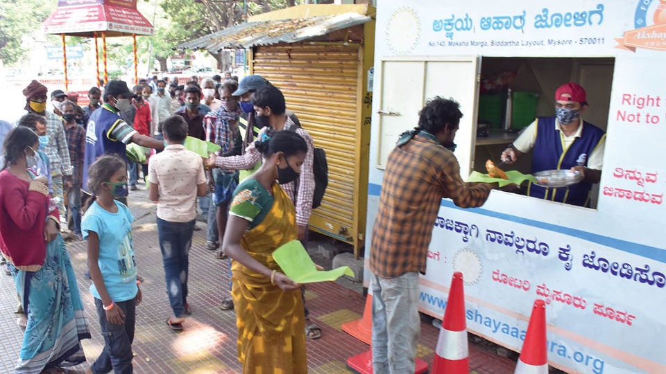 Hunger Heroes – Serpentine queues even before free food counters open