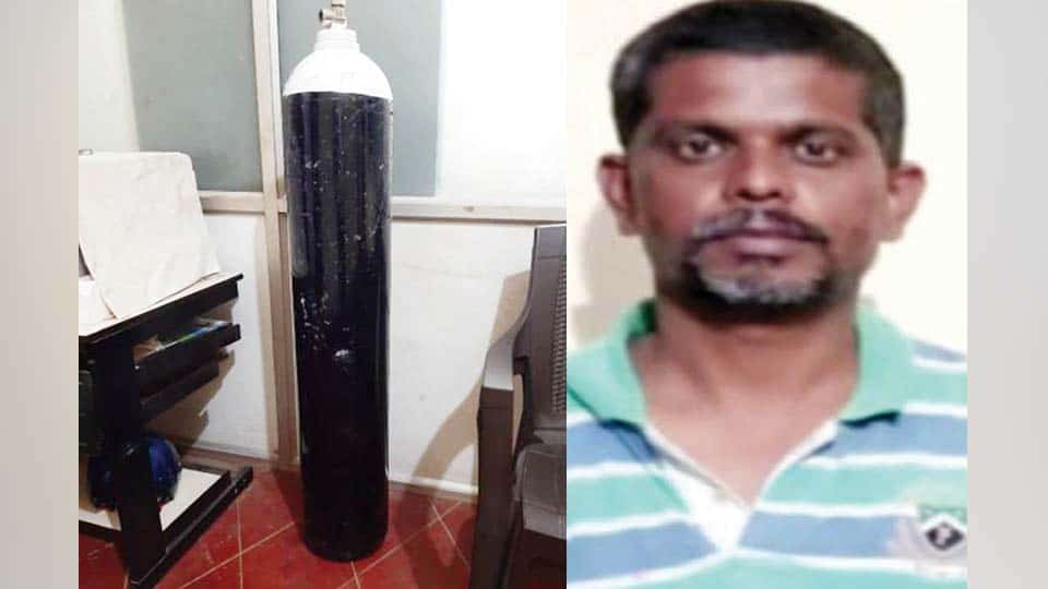 Attempt to sell oxygen cylinder in black market: CCB Cops arrest man, seize oxygen filled jumbo cylinder